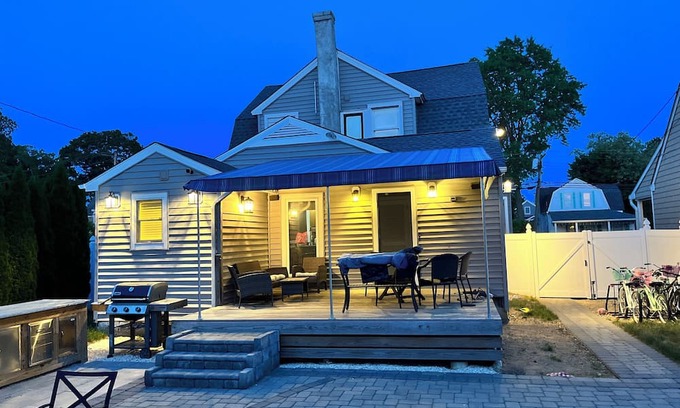 Manasquan House | Charming 4 Bedroom House with Pool and tropical backyard Oasis