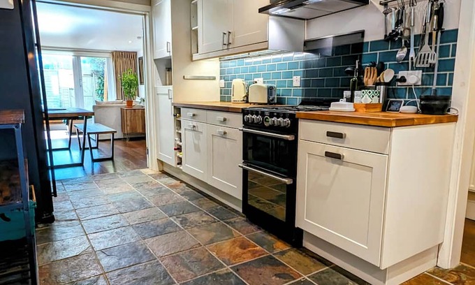 Archway Apartment | Modern Well Presented Apartment with Garden