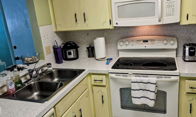 Sea Colony Condo | 2-bedroom condo in terrific New Port Richey with AC, WiFi