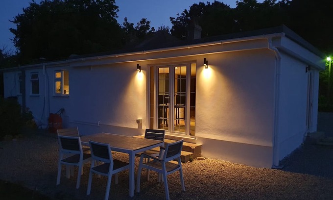 Castel Cottage | Beautiful Guernsey Cottage Live the best beach life then relax in rural serenity