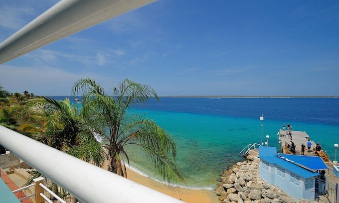 Kralendijk House | Den Laman Tarpon - 2 bedroom apartment oceanfront