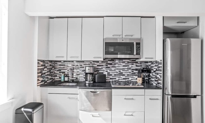 Ukrainian Village Apartment | Family 3 BR 1 Bath Getaway