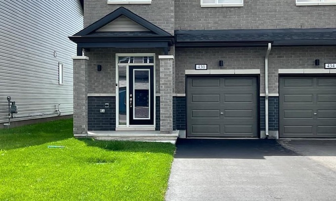 Ottawa Division House | 2 minutes from Hwy, free 2 cars parking, great for families visiting Ottawa.