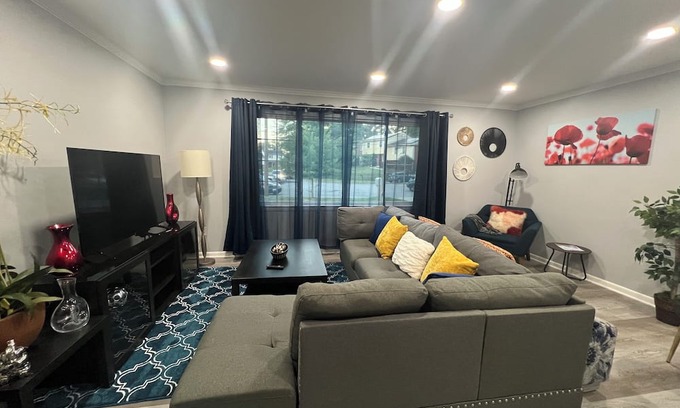 Walker Mill House | Spacious 5-bedroom house with driveway & backyard near DC and JB Andrews