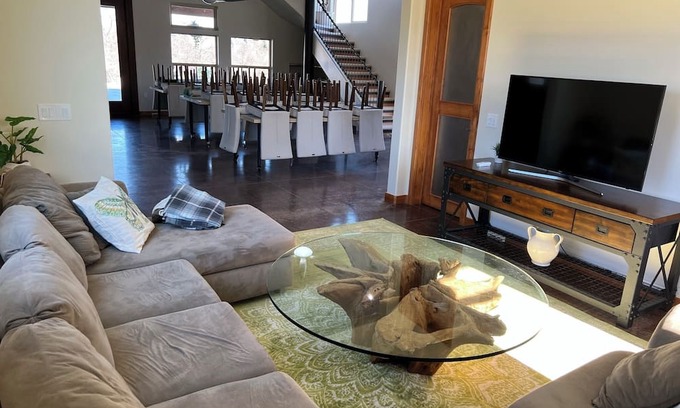 Cottonwood House | Private Estate and Venue. Perfect for large groups, family reunions and weddings
