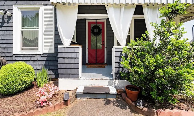 Port Ewen House | Mermaid Cottage with Hudson River Views