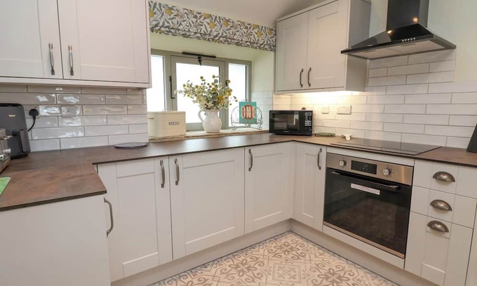 Farlow Cottage | BURROWS END, pet friendly, with open fire in Cleobury Mortimer
