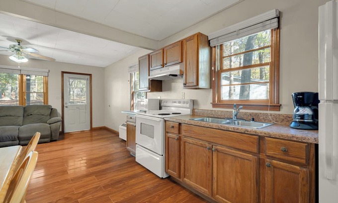 Jamestown Cabin | Charming 3-Bedroom Rustic Cabin 1/2 Mile from Marina and Boat Ramp! #412