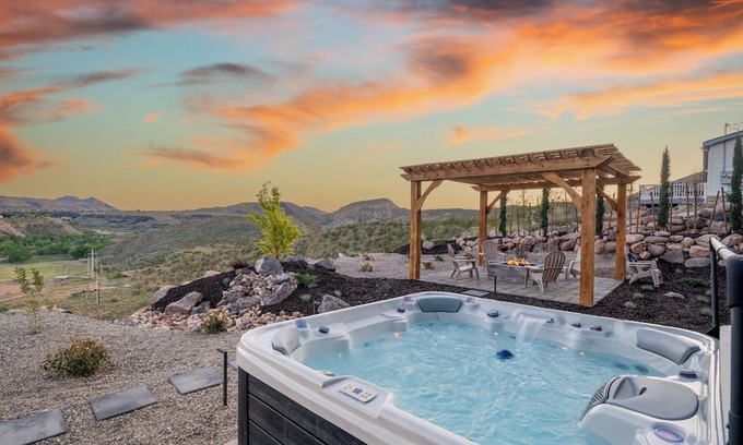 Toquerville Condo | The Watchman by AvantStay | 20 Min to Zion | Hot Tub + View