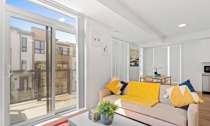 Brookhaven - Amesbury House | Toronto Luxe - 3BR, 3WR Modern and Cozy House