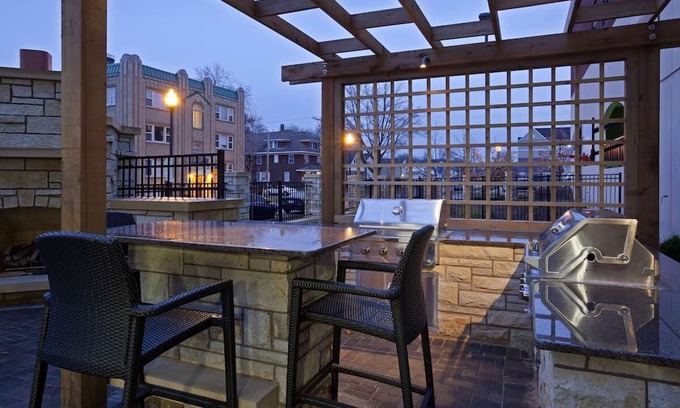 Kutzky Park House | Enjoy our Spacious Suites with Fully Equipped Kitchen and a Free Hot Breakfast!