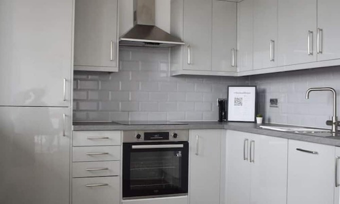 Brentwood Condo | Beautiful two bedroom with balcony in Brentwood