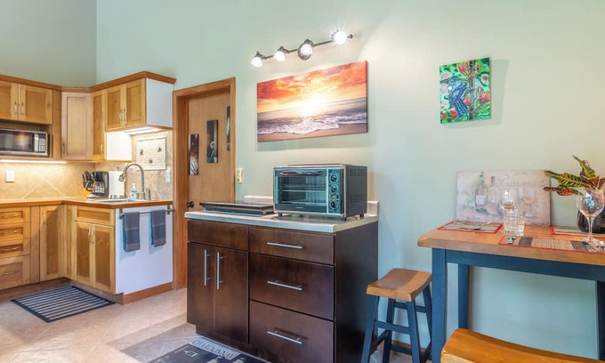 Leilani Estates Apartment | Large private master suite with private entrance