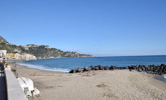 Calatabiano Apartment | Experience the pleasant charm of this holiday apartment in Calatabiano.