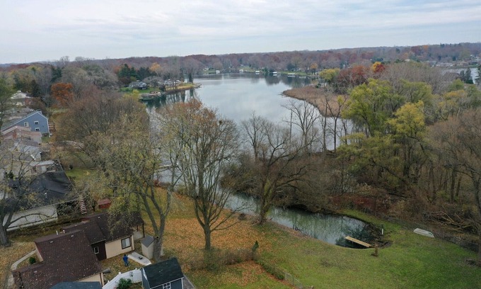 Drayton Plains Cottage | Cottage with access to private lake.