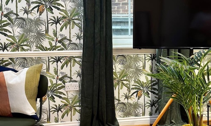 Gravesend House | Stylish House in Kent with Wi-Fi&Parking Sleeps 8