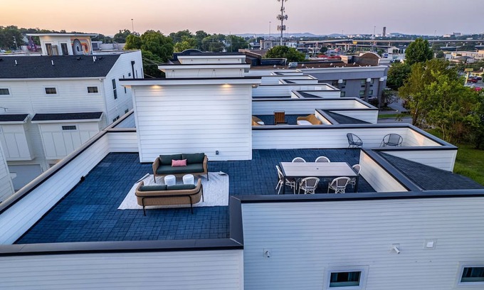 Whitebridge House | Sylvan Suites - 5 Rooftop Decks - Mins to Downtown