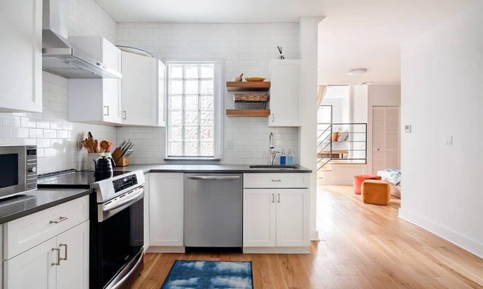 Williamsburg Apartment | Ainslie Manor by Rove Travel | 6BR TH w/Backyard