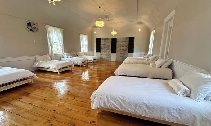 Vittoria House | Brand New Listing! Perfect for groups - close to beaches, wineries, restaurants