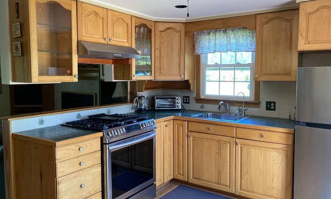 Saratoga Springs Cottage | Saratoga Racing Meet. Charming Cottage 3 miles to Track, Downtown and Shopping.