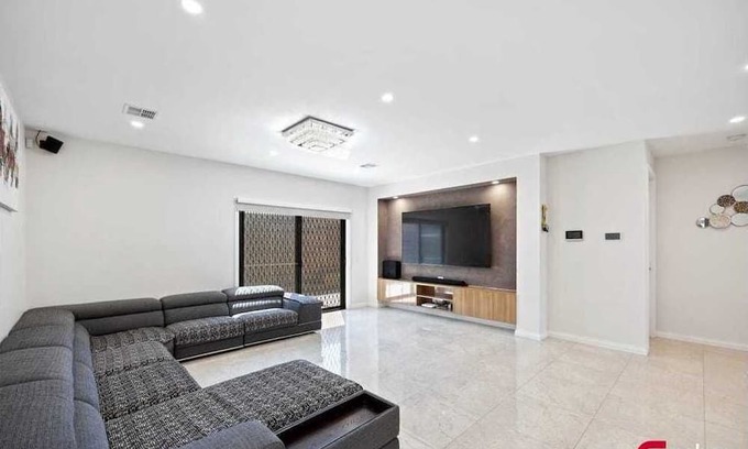 Truganina House | Private En-Suite in a Luxury House