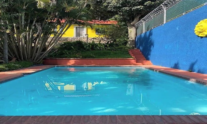 Zona 10 House | Colonial House in the City with parking space and pool