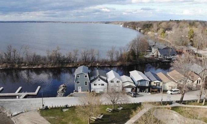 Beaverton House | Lakefront Boathouse Paradise!