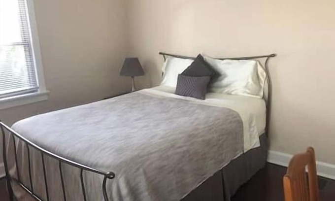 Milford House | Prívate & Affordable room 3 Minutes from Downtown!