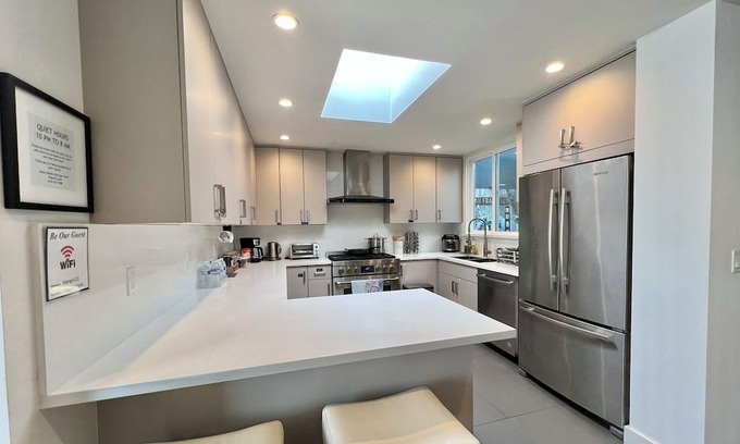 Sunset District House | Modern 3 bedroom 2 bath on Private flat on 2nd floor. Heart of the Sunset!