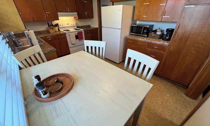 Champaign House | Comfy 2 br w/ 1-car garage off I-74, 5 Min to UofI