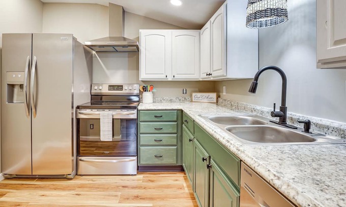 Craig Beach Cottage | Romantic Getaway by the Lake!