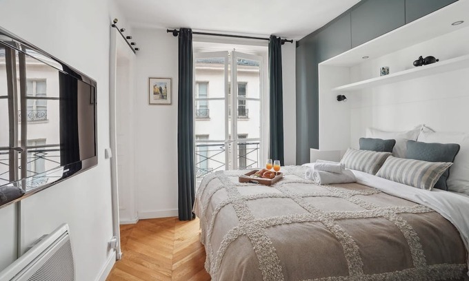 Vivienne Apartment | Chic 2BR near Louvre & Place Vendôme