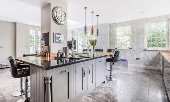 Woking House | Captivating 5-Bed House in Woking