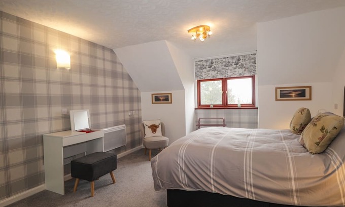 Scaniport Cottage | PURLIE LODGE APARTMENT, romantic, with a garden in Inverness