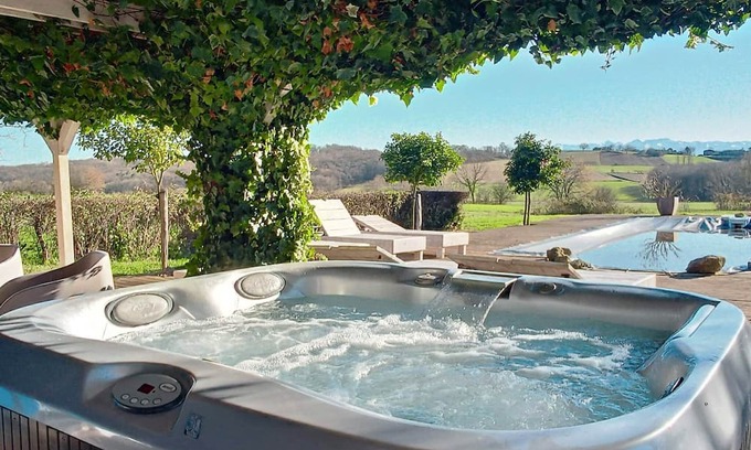 Montgaillard-sur-Save Ski Chalet | Gîte Cosy en Pleine Nature Avec Piscine, spa et vue Spendide sur les Pyrénées