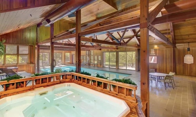 Stratton Mountain House | Gorgeous Stratton Mountain View PiperRidge condo: hot tub, grill, deck Sleeps 10