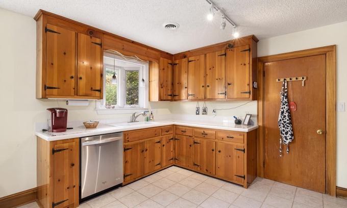 Lynn Garden House | 3BR Boone Lakefront home