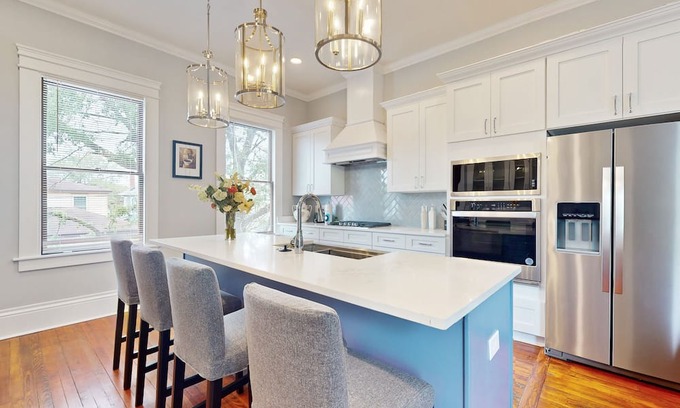 Metropolitan House | Dog-friendly, 2nd-floor duplex with beautiful interior & walkable location
