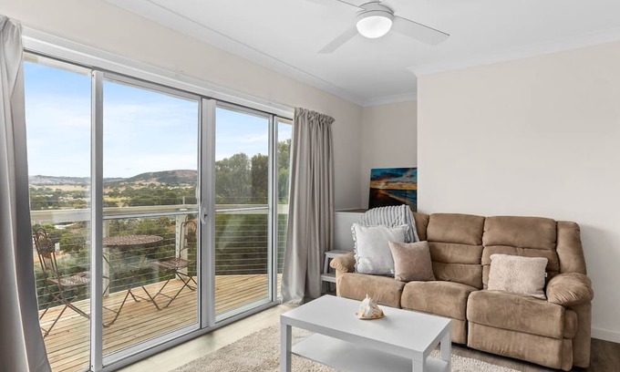 McCracken House | The Nest Holiday Retreat, 18 Laxton St, McCracken
