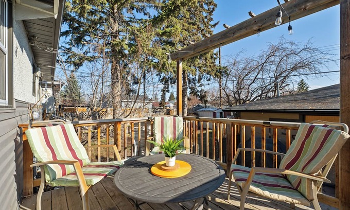 Northwest Calgary House | The Owl 3 Queen Beds PetFriendly FencedYard