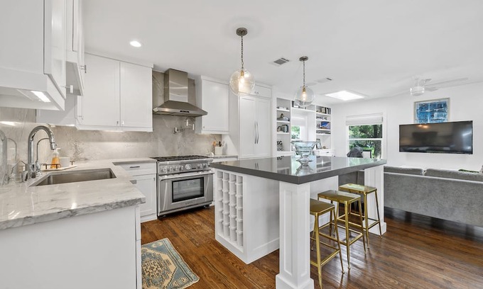 Tarrytown House | Bowman Bungalow Near Downtown Austin