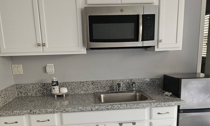 Greenacres Apartment | LOCATION!! Few minutes away River Park and shopping center