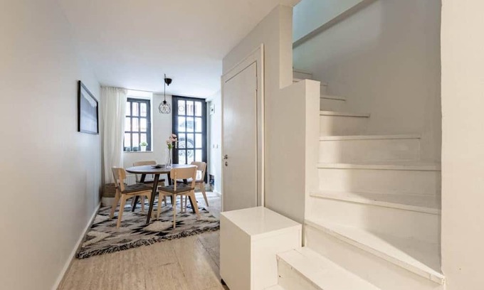 Arnavutkoy House | This house is a 3 bedroom(s), 1.5 bathrooms, located in Beşiktaş, İstanbul.
