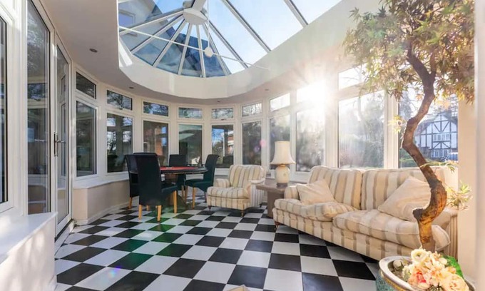 Ferndown House | Pass the Keys | Amazing Spacious Home/Golf Course