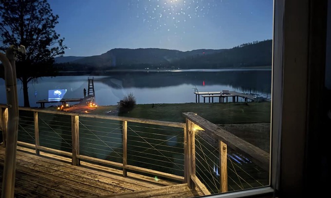 Sandpoint House | Quiet secluded waterfront home.