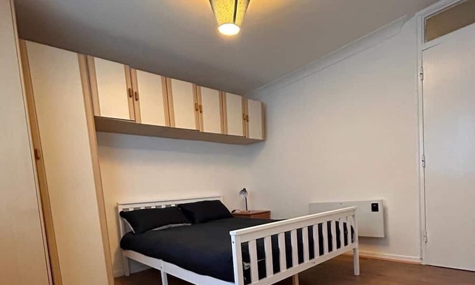 Whalebone Apartment | Specious 1 Bed flat in east London with Parking and free wifi
