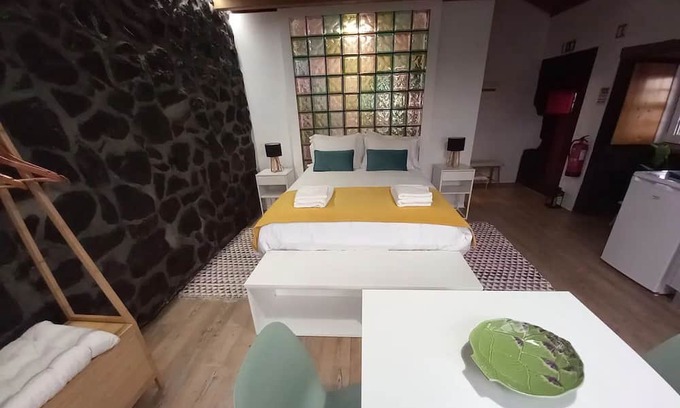 Angra do Heroismo Apartment | Studio Apartment 'Casa Do Poço - Casinha' with Mountain View, Shared Terrace and Wi-Fi