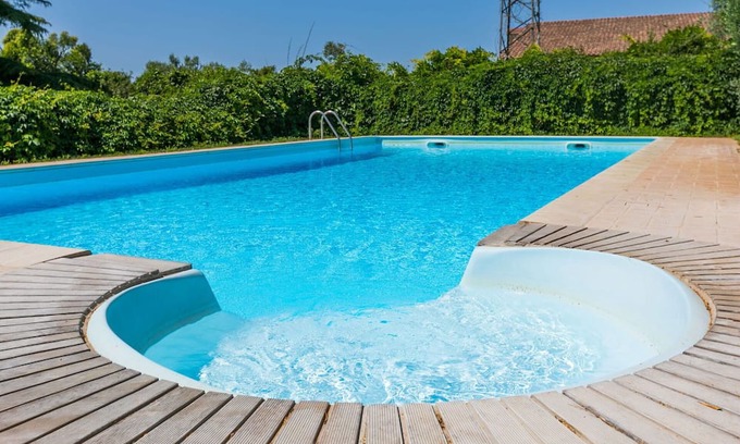 Pescia Romana Apartment | Cosy apartment for 6 people with WIFI, pool, A/C, TV, patio, pets allowed and parking