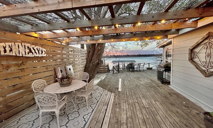 Dundee House | The Bella Luna on Moon Lake near Clarksdale, MS
