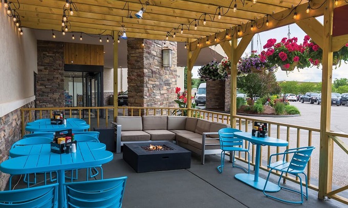 Casper House | Free Airport Shuttle! 3 Units in Great Location Near Downtown, Swimming Pool!